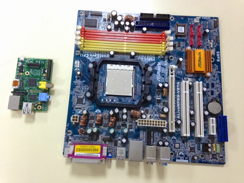 Figura 2. Raspi (izquierda) VS placa base Asus MicroATX (derecha)