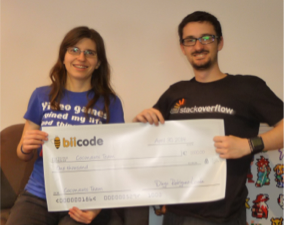 Equipo Coconauts (Mar y Javier) mostrando su premio