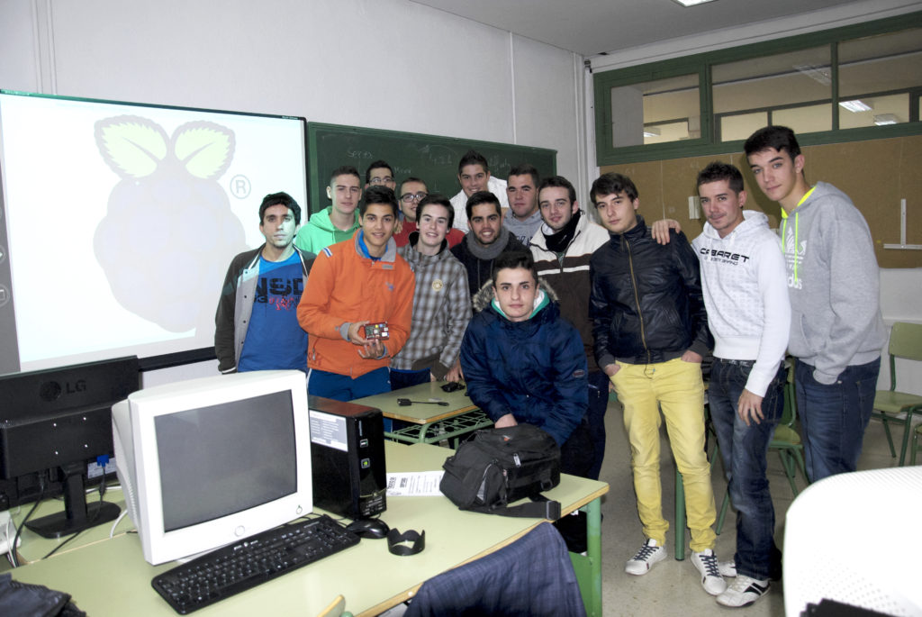 Alumnos de 1SMRA con la Raspberry Pi