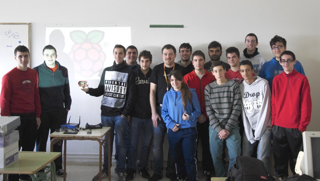 Alumnos de 1SMRB con la Raspberry Pi