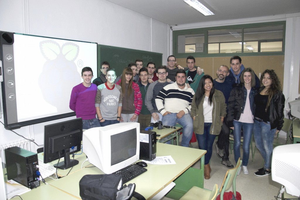 Alumnos de 2SMRB con la Raspberry Pi