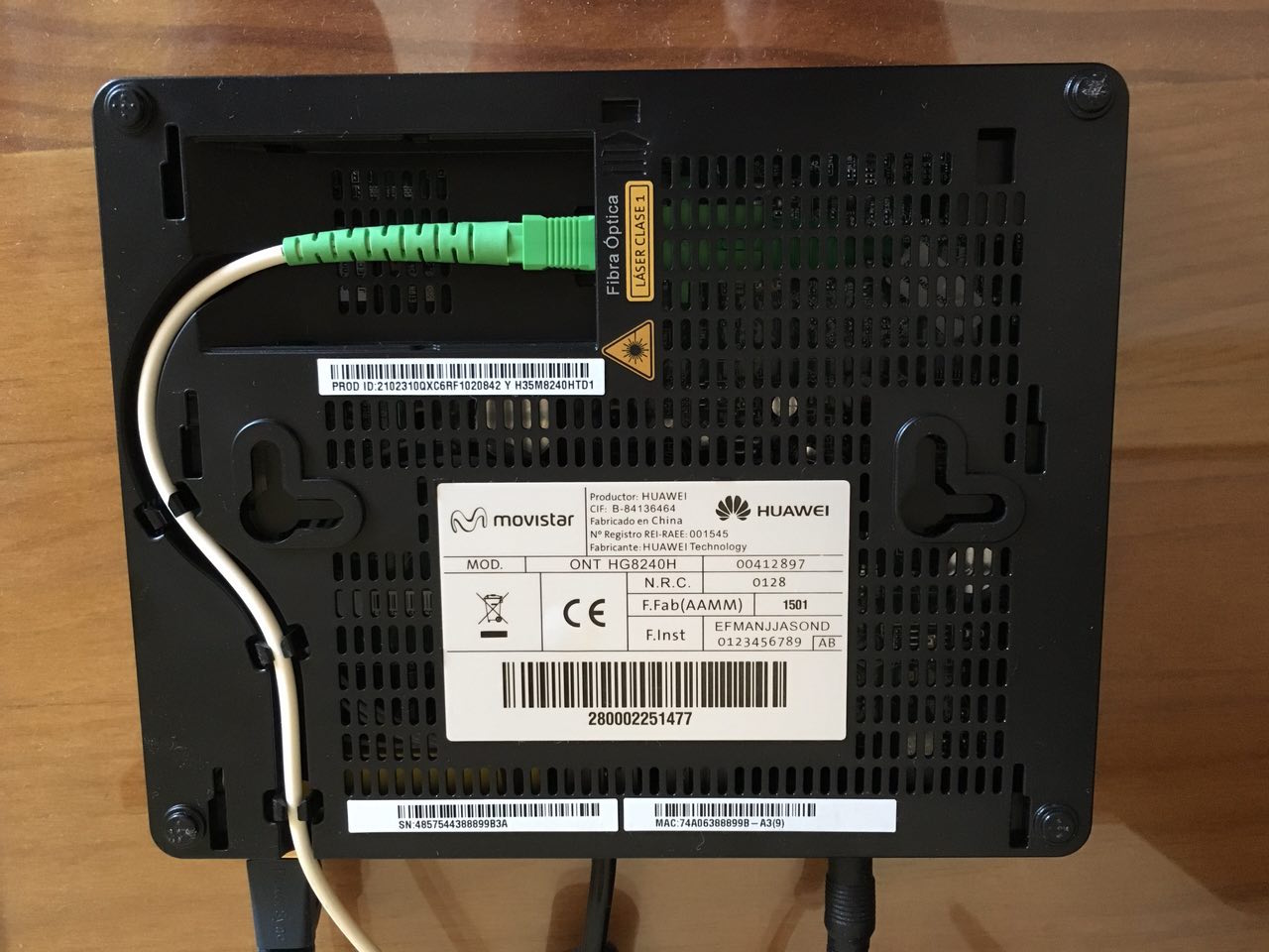 Conexión de un cable de fibra óptica para router Movistar 