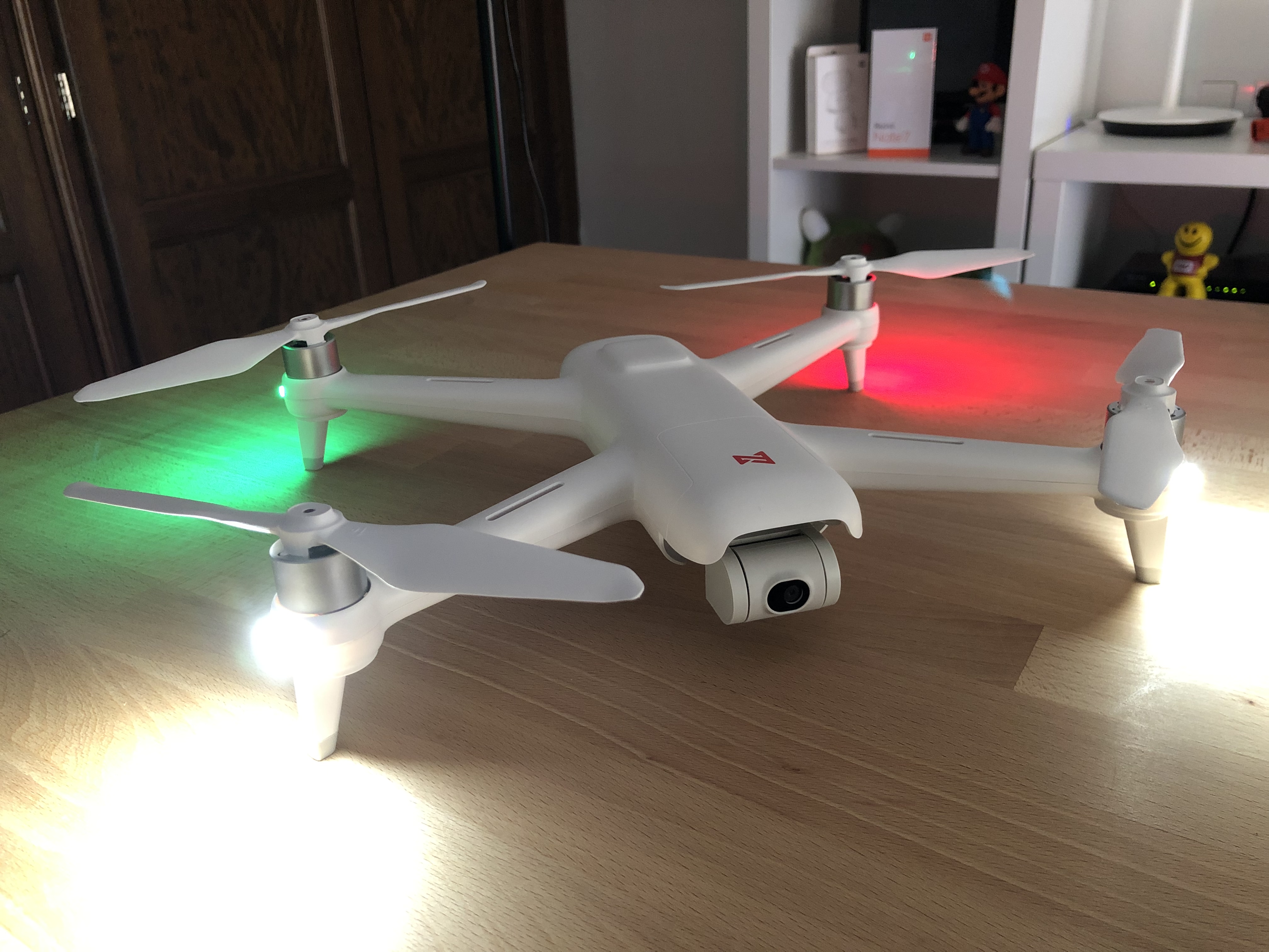 Imagen del drone FIMI A3 con las luces encendidas